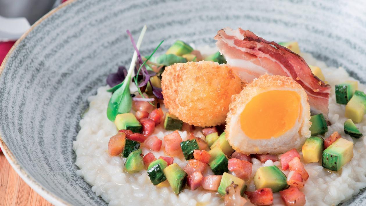 Risotto all'avocado e pancetta con uovo cotto a bassa temperatura in crosta di panko – Ricetta Risotto all'avocado e pancetta con uovo cotto a bassa temperatura in crosta di panko – Ricetta