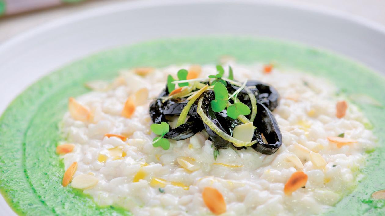Risotto con crema di zucchine, mandorle, Cream Cheese e julienne di seppie al nero di seppia – Ricetta Risotto con crema di zucchine, mandorle, Cream Cheese e julienne di seppie al nero di seppia – Ricetta