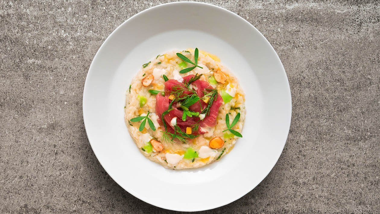 Risotto mantecato al latte di mandorla affumicato, limone candito, carpaccio di tonno rosso e salicornia – Ricetta Risotto mantecato al latte di mandorla affumicato, limone candito, carpaccio di tonno rosso e salicornia – Ricetta