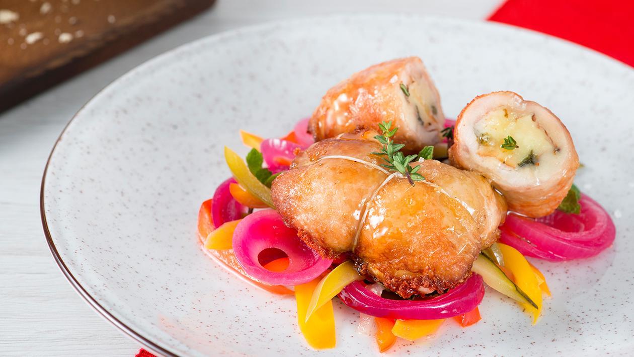Rollè di pollo alla scamorza fumée con verdure in carpione – Ricetta Rollè di pollo alla scamorza fumée con verdure in carpione – Ricetta