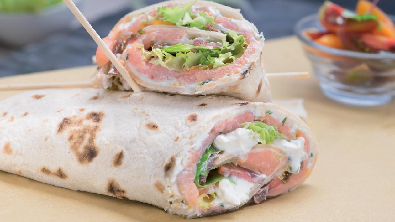 Rolls di piadina con carpaccio di salmone, pomodori carmone e Cream Cheese agli agrumi ed erba cipollina – Ricetta Rolls di piadina con carpaccio di salmone, pomodori carmone e Cream Cheese agli agrumi ed erba cipollina – Ricetta