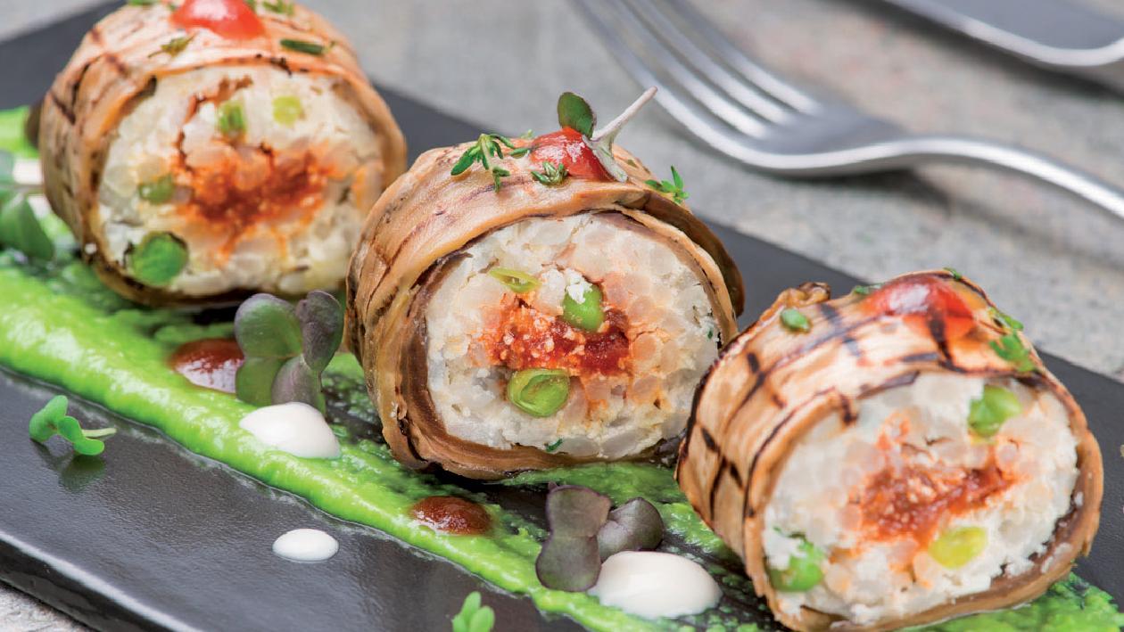 Rotolini di melanzane con sushi all'italiana, con salsa al pomodoro secco e crema di piselli – Ricetta Rotolini di melanzane con sushi all'italiana, con salsa al pomodoro secco e crema di piselli – Ricetta