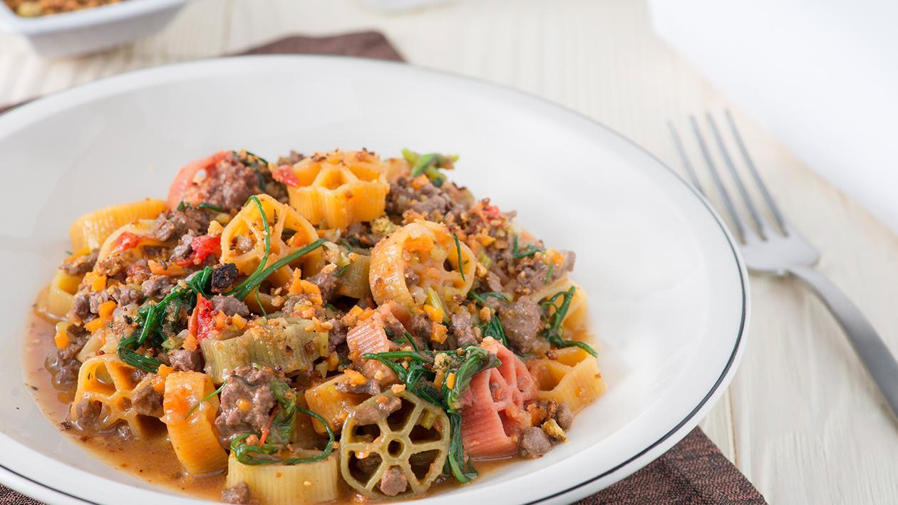 Ruote pazze al ragù di cinghiale con salicornia e mollica croccante – Ricetta Ruote pazze al ragù di cinghiale con salicornia e mollica croccante – Ricetta