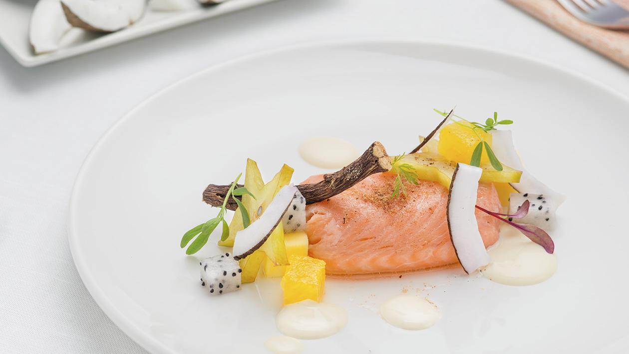 Salmone confit alla liquirizia con insalata esotica e dressing acido – Ricetta Salmone confit alla liquirizia con insalata esotica e dressing acido – Ricetta