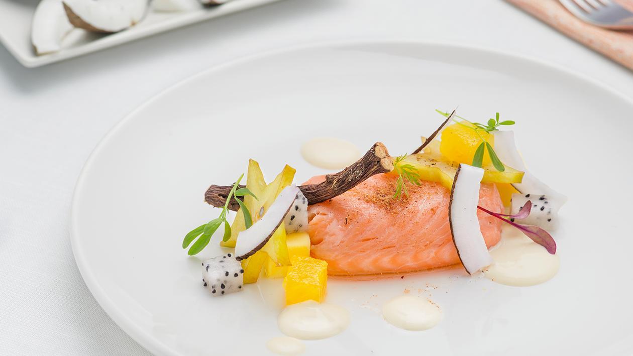 Salmone confit alla liquirizia con insalata esotica e dressing acido – Ricetta Salmone confit alla liquirizia con insalata esotica e dressing acido – Ricetta