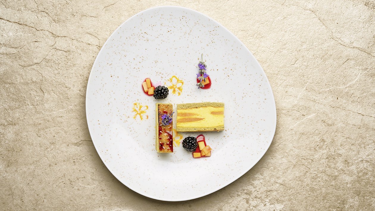 Sandwich caramellato di crema catalana alla lavanda e zenzero con mango brulée al whisky affumicato – Ricetta Sandwich caramellato di crema catalana alla lavanda e zenzero con mango brulée al whisky affumicato – Ricetta