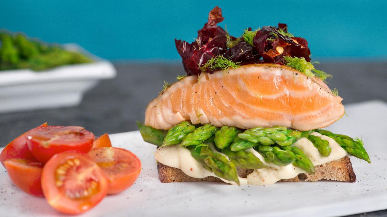 Sandwich farcito con salmone, mascarpone e asparagi – Ricetta Sandwich farcito con salmone, mascarpone e asparagi – Ricetta