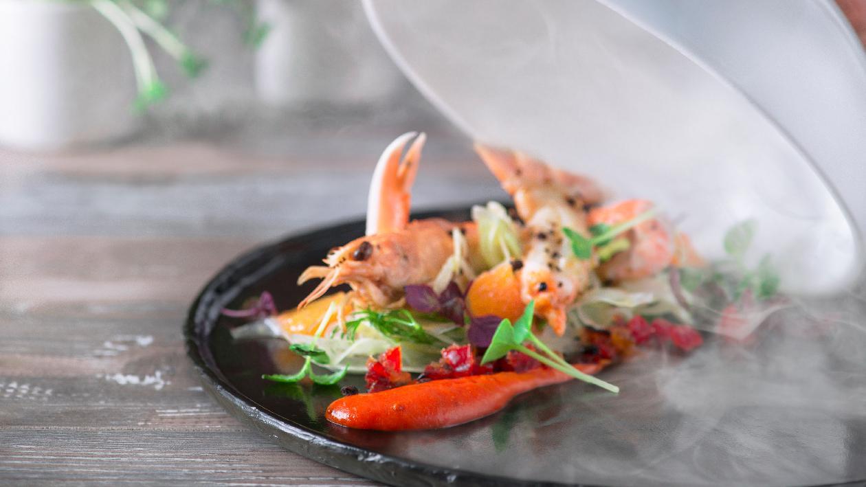 Scampi al ghiaccio affumicati con marmellata di peperoni e pepe sichuan, finocchio a veli agli agrumi – Ricetta Scampi al ghiaccio affumicati con marmellata di peperoni e pepe sichuan, finocchio a veli agli agrumi – Ricetta