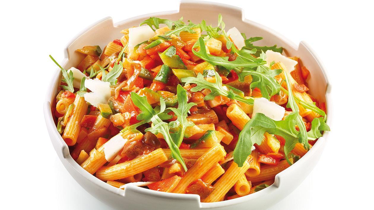 Sedanini alle verdure, con salsa al peperone rosso piccante – Ricetta Sedanini alle verdure, con salsa al peperone rosso piccante – Ricetta