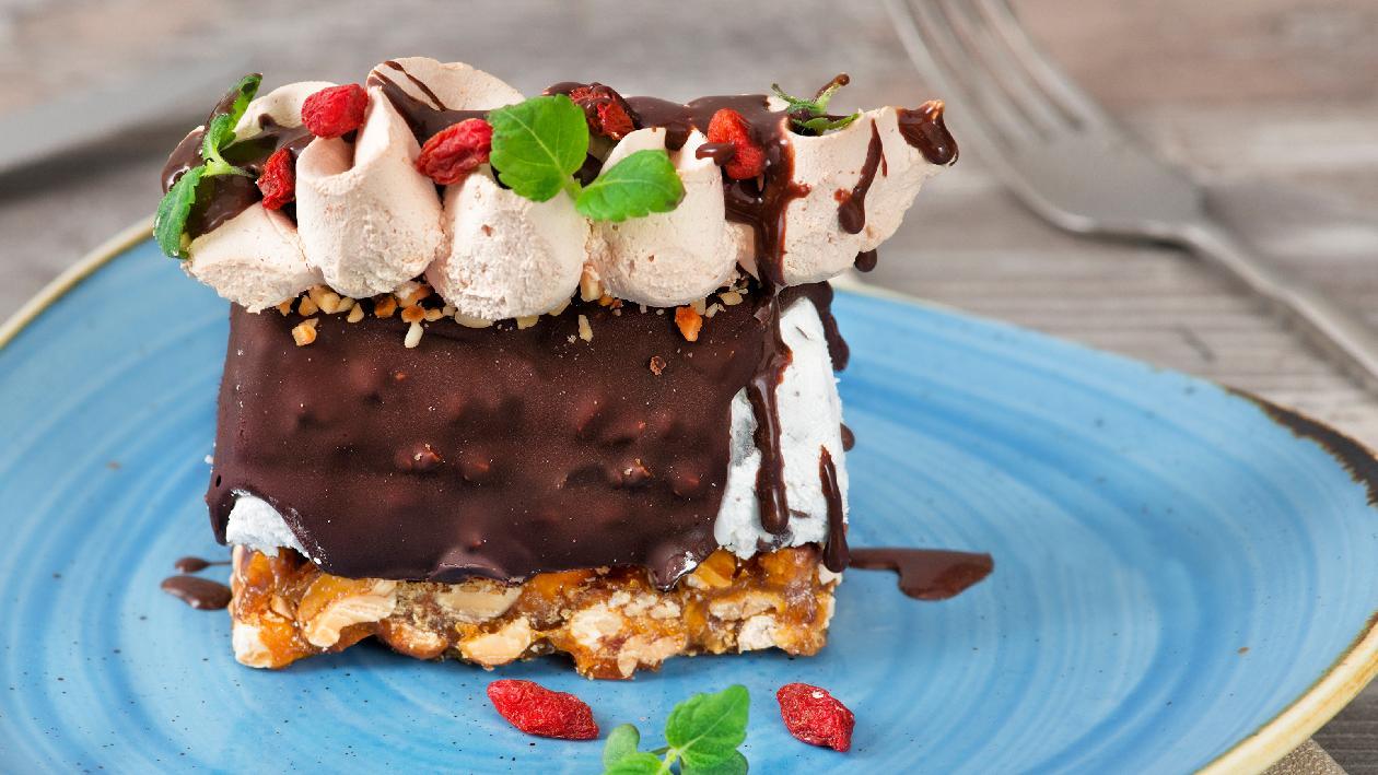 Semifreddo alla stracciatella ricoperto al croccantino con mousse al caffè e bacche di goji essiccate – Ricetta Semifreddo alla stracciatella ricoperto al croccantino con mousse al caffè e bacche di goji essiccate – Ricetta