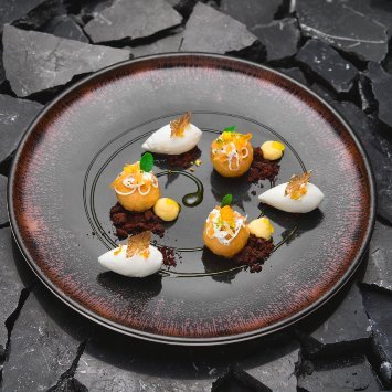 Sfere di babà al rhum e yuzu con sorbetto al limone e zenzero e salsa al limoncello – Ricetta Sfere di babà al rhum e yuzu con sorbetto al limone e zenzero e salsa al limoncello – Ricetta