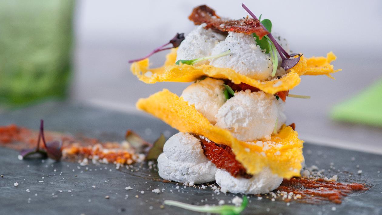 Sfoglia di polenta con fonduta di canestrato spumosa e pomodori secchi – Ricetta Sfoglia di polenta con fonduta di canestrato spumosa e pomodori secchi – Ricetta