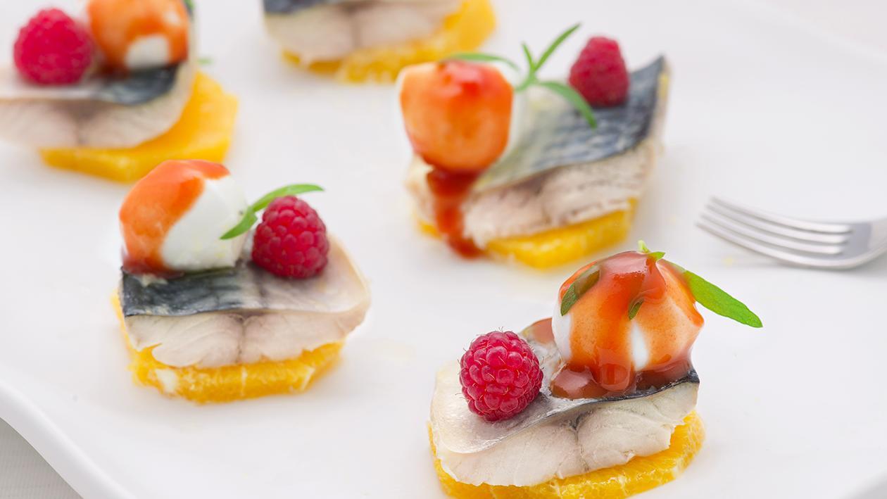 Sgombro al vapore con aceto di lamponi, bufala e arance – Ricetta Sgombro al vapore con aceto di lamponi, bufala e arance – Ricetta