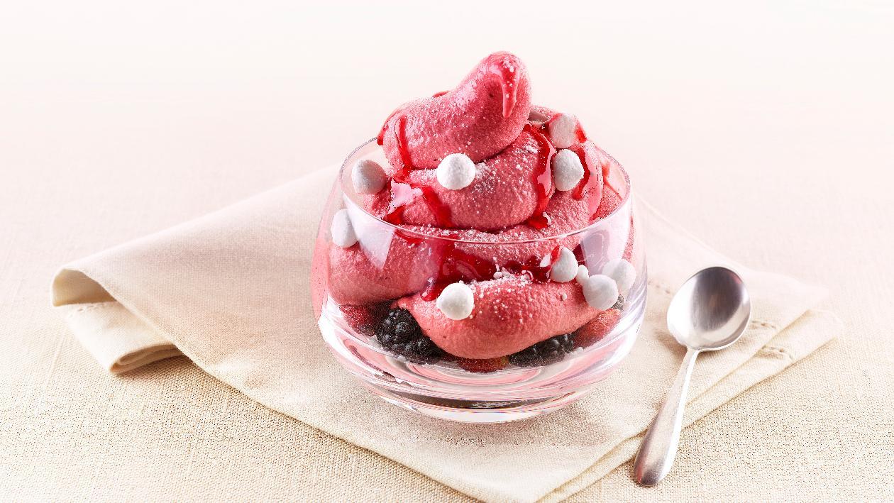 Sorbetto ai frutti di bosco con meringhette alla liquirizia e frutti di bosco freschi – Ricetta Sorbetto ai frutti di bosco con meringhette alla liquirizia e frutti di bosco freschi – Ricetta