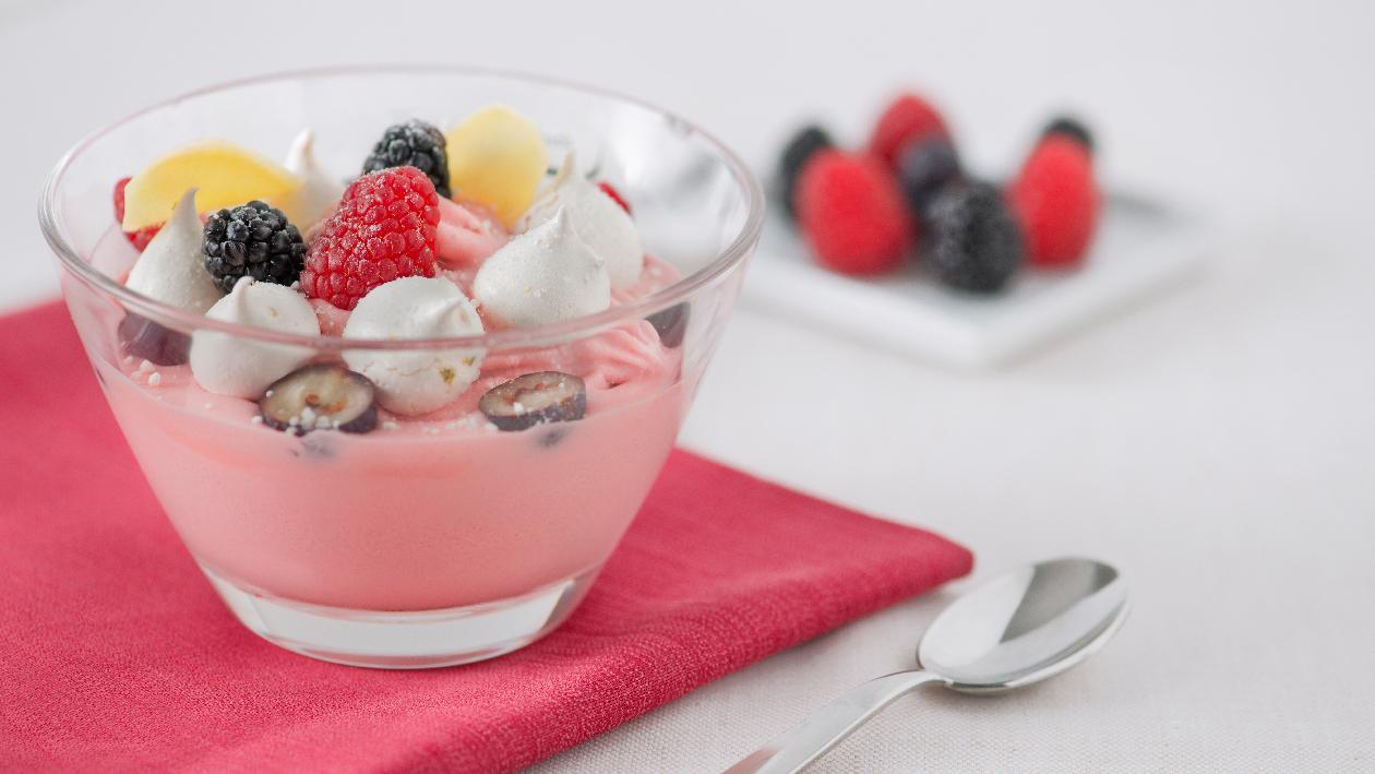 Sorbetto ai frutti di bosco e zenzero con meringhette – Ricetta Sorbetto ai frutti di bosco e zenzero con meringhette – Ricetta