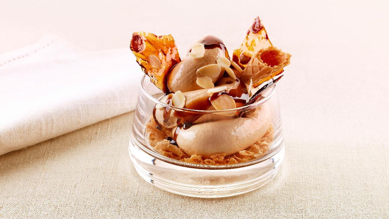 Sorbetto al caffè con latte e crumble di mandorla con cono gelato sbriciolato – Ricetta Sorbetto al caffè con latte e crumble di mandorla con cono gelato sbriciolato – Ricetta