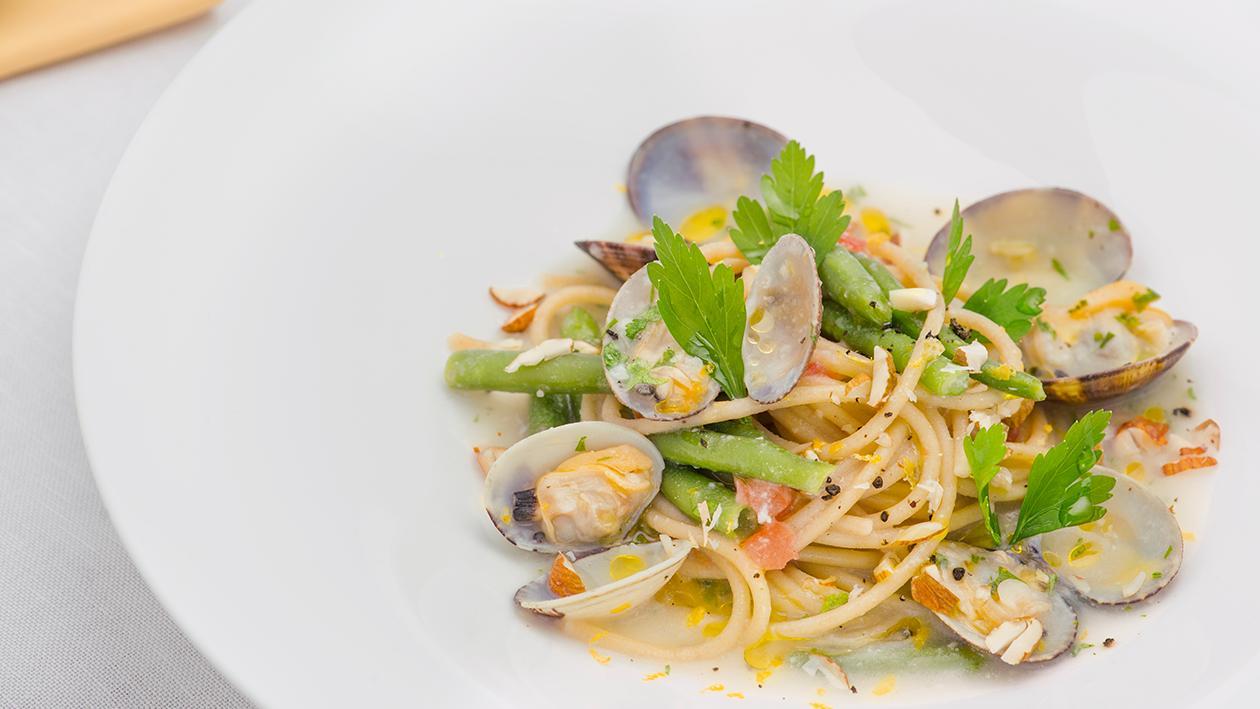 Spaghetti integrali con mandorle, fagiolini e guazzetto di vongole – Ricetta Spaghetti integrali con mandorle, fagiolini e guazzetto di vongole – Ricetta
