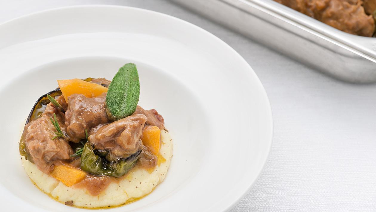 Spezzatino al negroamaro, verdure di stagione con puré rustico al burro e cannella – Ricetta Spezzatino al negroamaro, verdure di stagione con puré rustico al burro e cannella – Ricetta