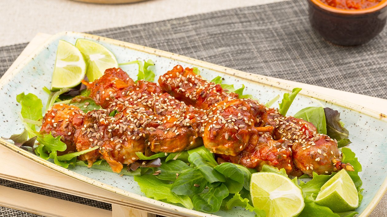 Spiedini di carne laccati e semi di sesamo e coriandoli in salsa messicana – Ricetta Spiedini di carne laccati e semi di sesamo e coriandoli in salsa messicana – Ricetta