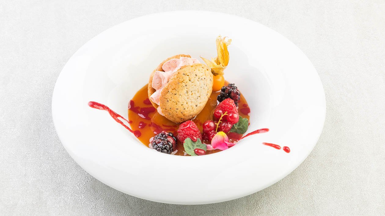 Spuma di crema catalana ai frutti rossi, mou e rum con cookies ai semi nobili – Ricetta Spuma di crema catalana ai frutti rossi, mou e rum con cookies ai semi nobili – Ricetta