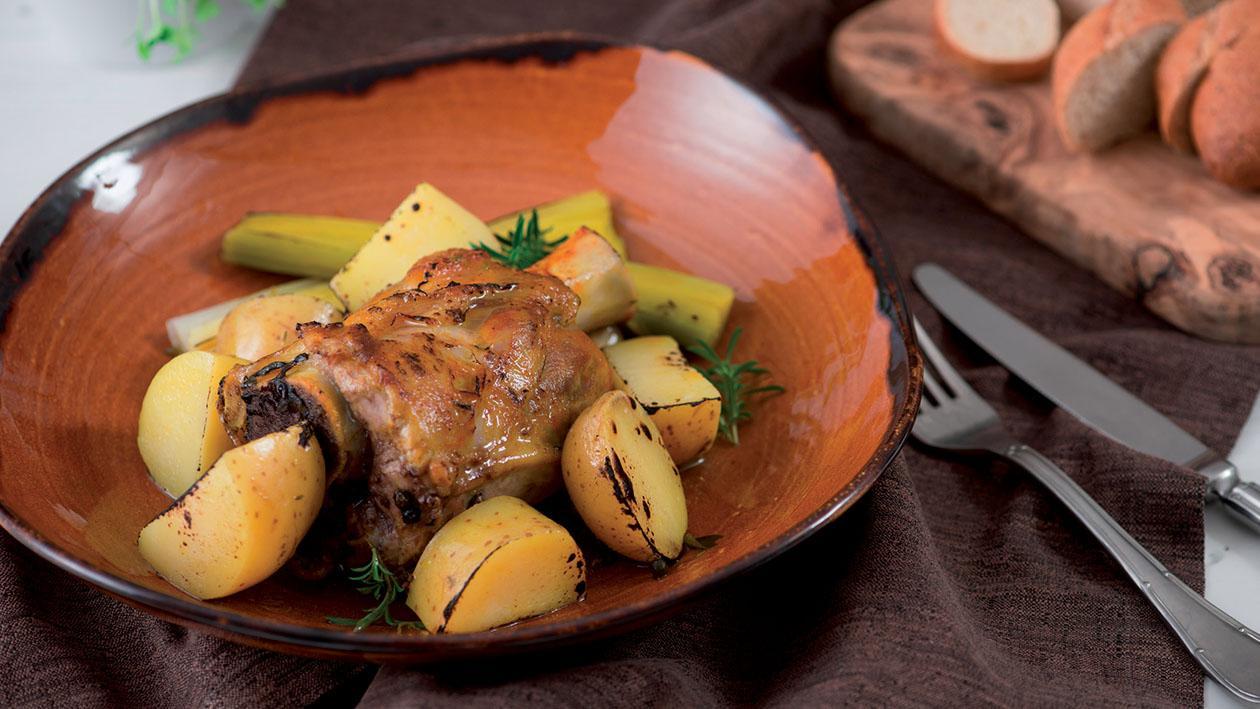 Stinco di maiale alla curcuma con cipollotti e patate in pentola a pressione – Ricetta Stinco di maiale alla curcuma con cipollotti e patate in pentola a pressione – Ricetta