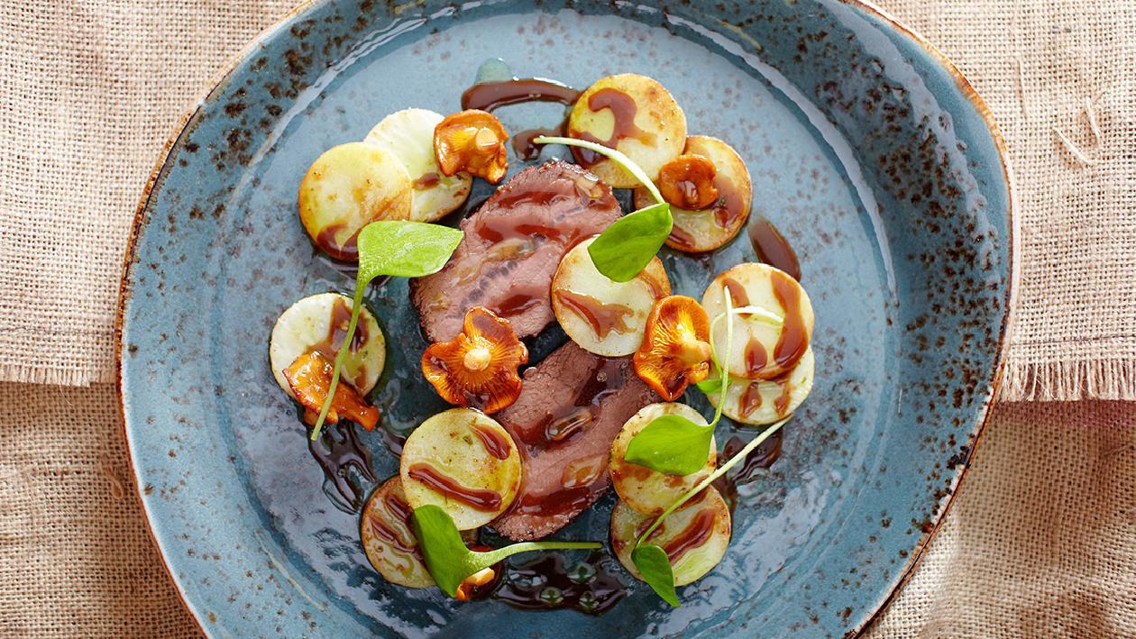 Stufato di cervo con patate, sedano e finferli – Ricetta Stufato di cervo con patate, sedano e finferli – Ricetta