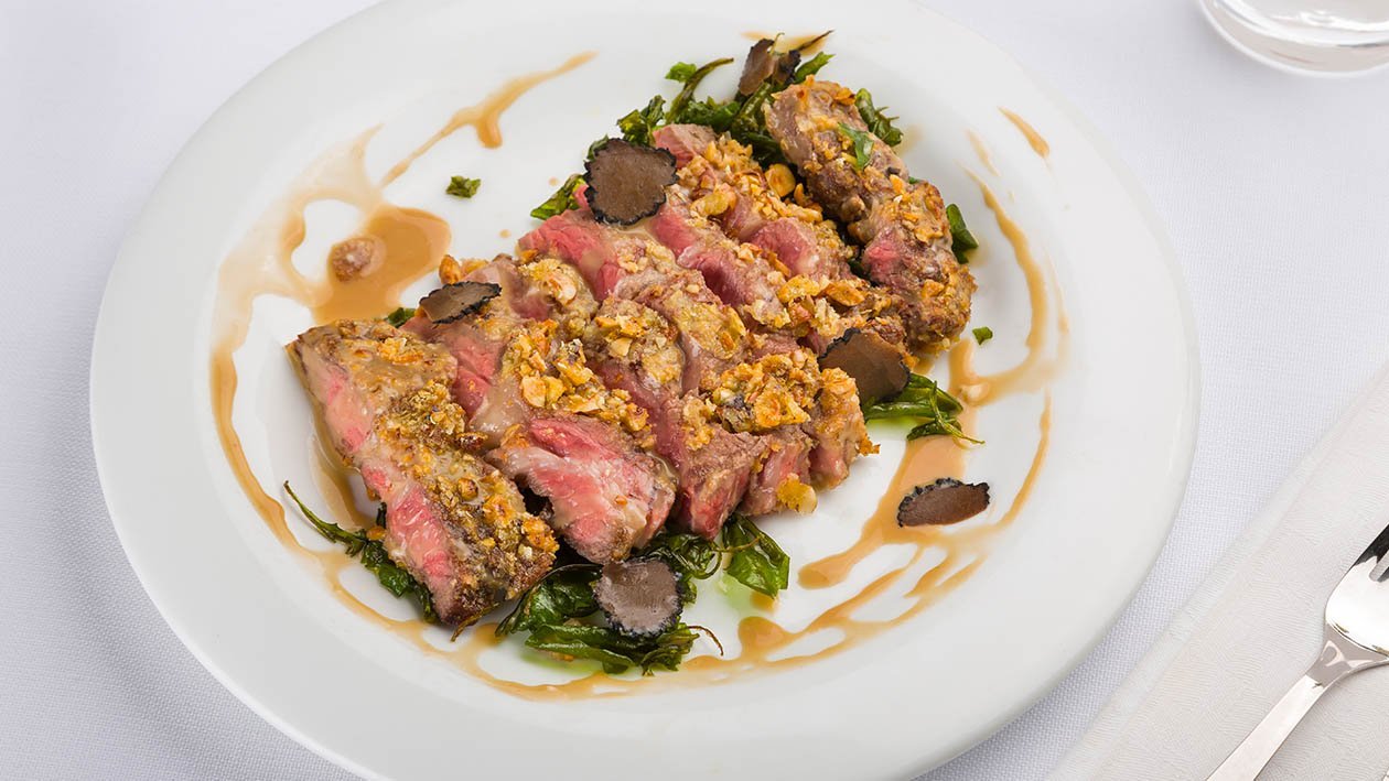 tagliata di manzo in crosta di patate e nocciole con insalatina di rucola fritta e demi glace al parmigiano e tartufo – Ricetta tagliata di manzo in crosta di patate e nocciole con insalatina di rucola fritta e demi glace al parmigiano e tartufo – Ricetta