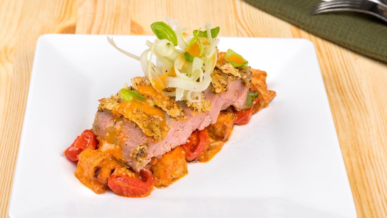 Tagliata di tonno rosso alla mediterranea su caponata di melanzane e olio al pomodorino arrostito – Ricetta Tagliata di tonno rosso alla mediterranea su caponata di melanzane e olio al pomodorino arrostito – Ricetta