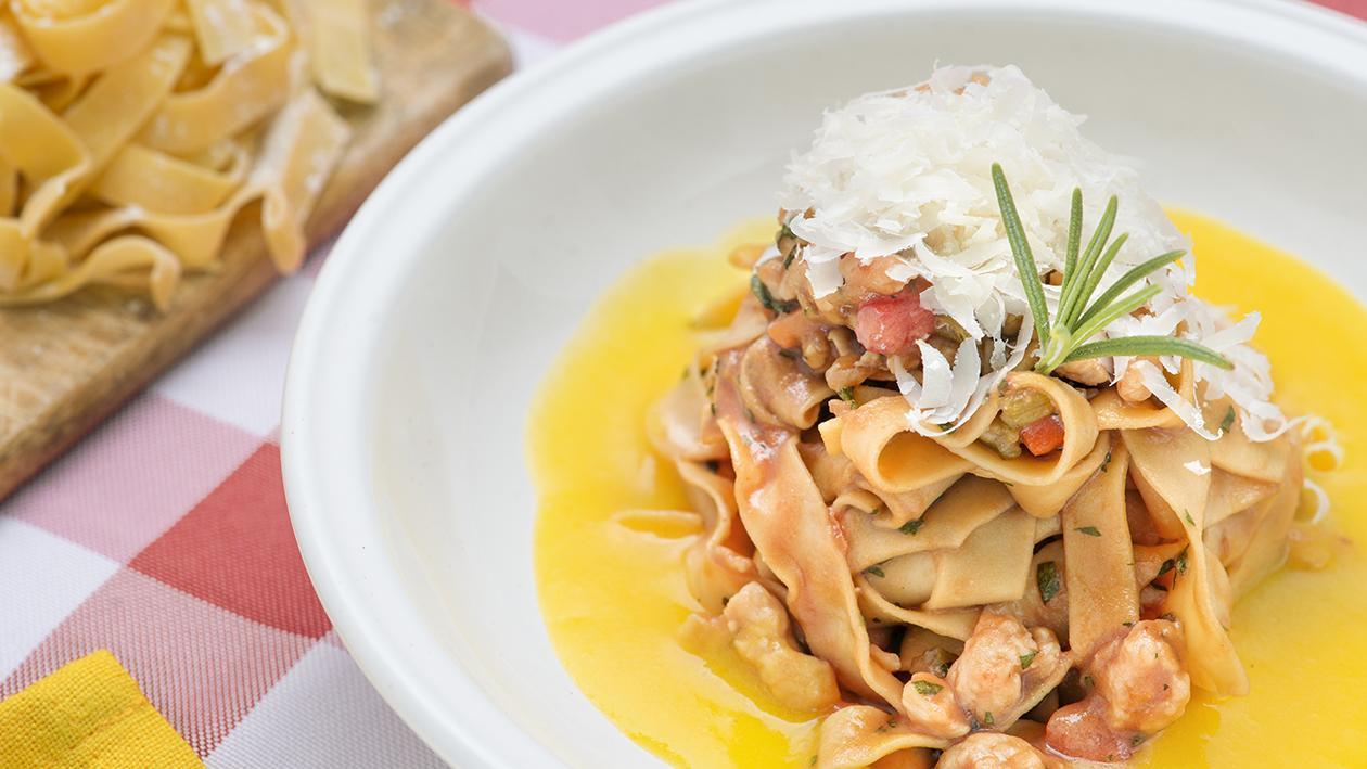 Tagliatelle al ragù di pollo e crema di peperoni gialli – Ricetta Tagliatelle al ragù di pollo e crema di peperoni gialli – Ricetta