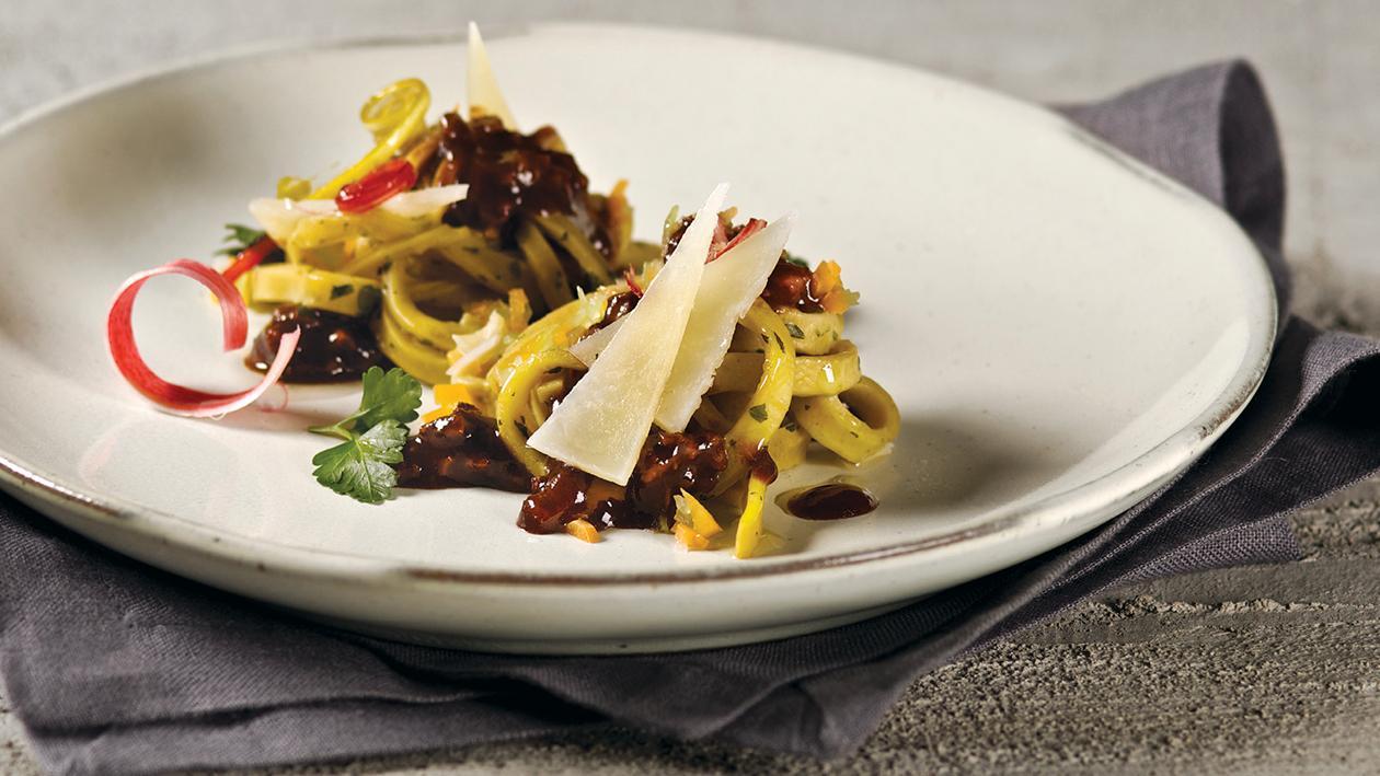 Tagliolini alle ortiche, rabarbaro crudo, cinghiale e pecorino 36 mesi – Ricetta Tagliolini alle ortiche, rabarbaro crudo, cinghiale e pecorino 36 mesi – Ricetta