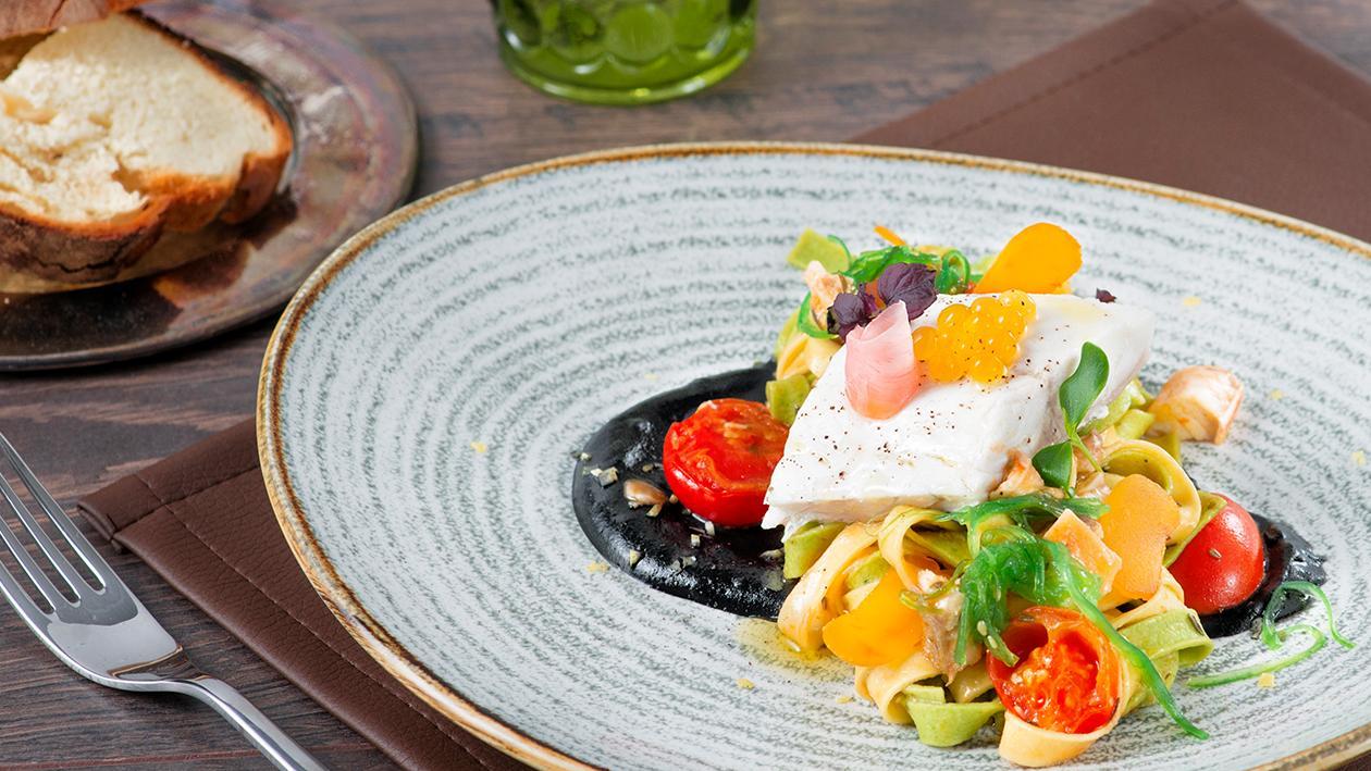 Tagliolino paglia e fieno con dentice confit su crema di patate al nero di seppia – Ricetta Tagliolino paglia e fieno con dentice confit su crema di patate al nero di seppia – Ricetta