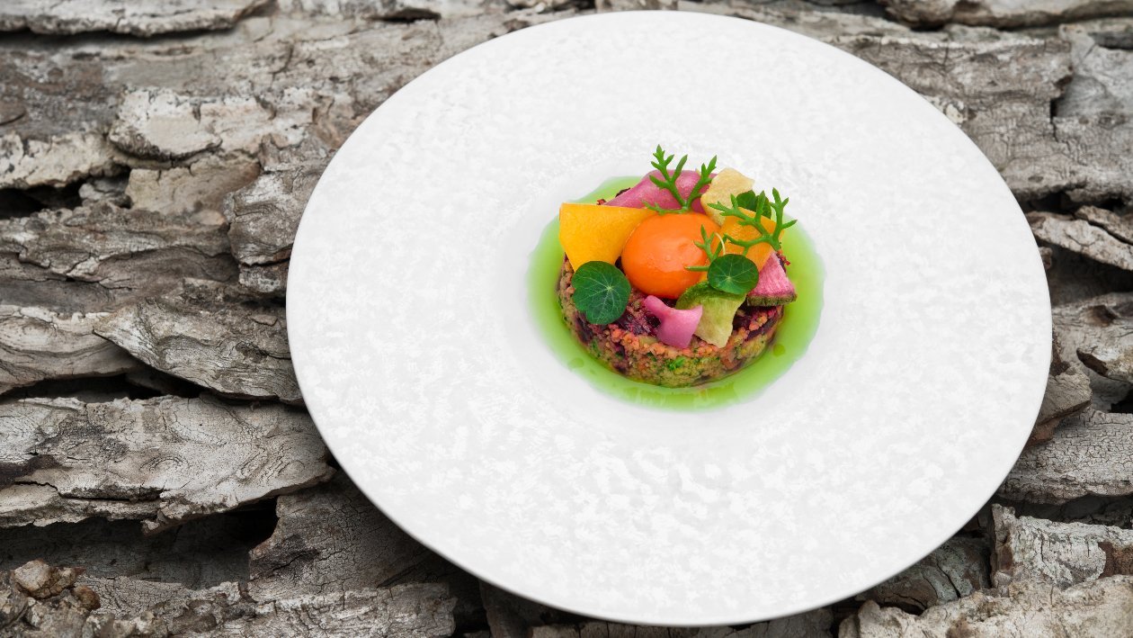 #Tartare di barbabietole marinate alla menta con cous cous agrumato, tuorlo di carota al cardamomo e infuso alla verbena – Ricetta #Tartare di barbabietole marinate alla menta con cous cous agrumato, tuorlo di carota al cardamomo e infuso alla verbena – Ricetta