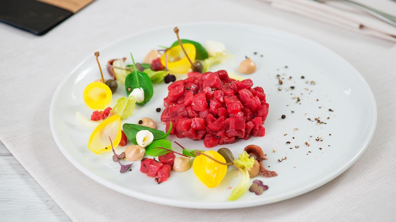 Tartare Di Manzo Affumicato Con Maionese Alla Soia E Cipolle Allo Zafferano Ricetta Ricetta Unilever Food Solutions