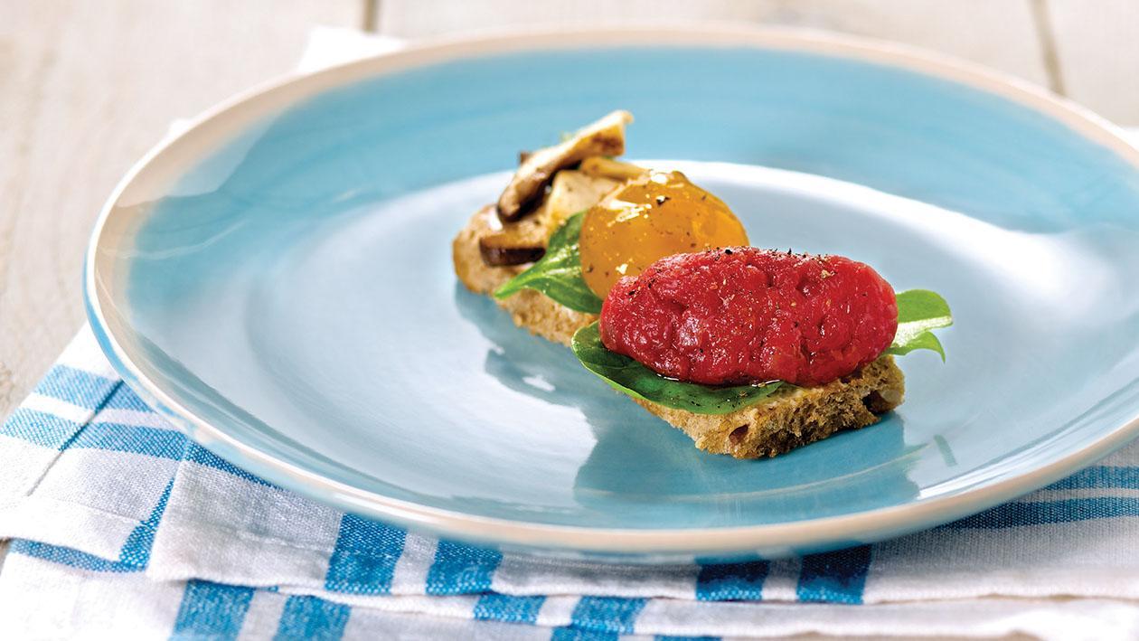 Tartare di manzo al pane di segale con funghi cardoncelli, uovo marinato e maionese al timo e lime – Ricetta Tartare di manzo al pane di segale con funghi cardoncelli, uovo marinato e maionese al timo e lime – Ricetta