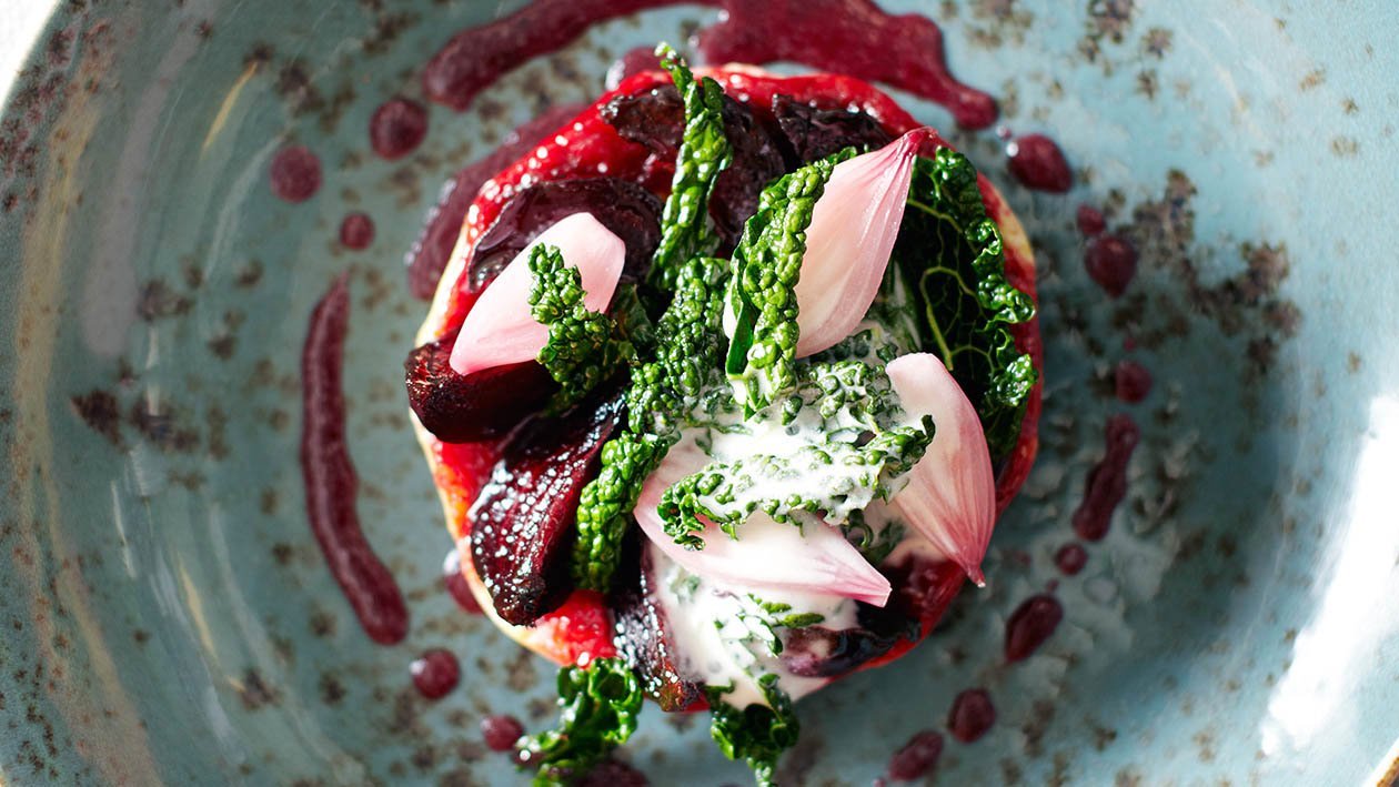 tarte tatin di barbabietole con scalogno, cavolo nero e vinaigrette di lamponi – Ricetta tarte tatin di barbabietole con scalogno, cavolo nero e vinaigrette di lamponi – Ricetta