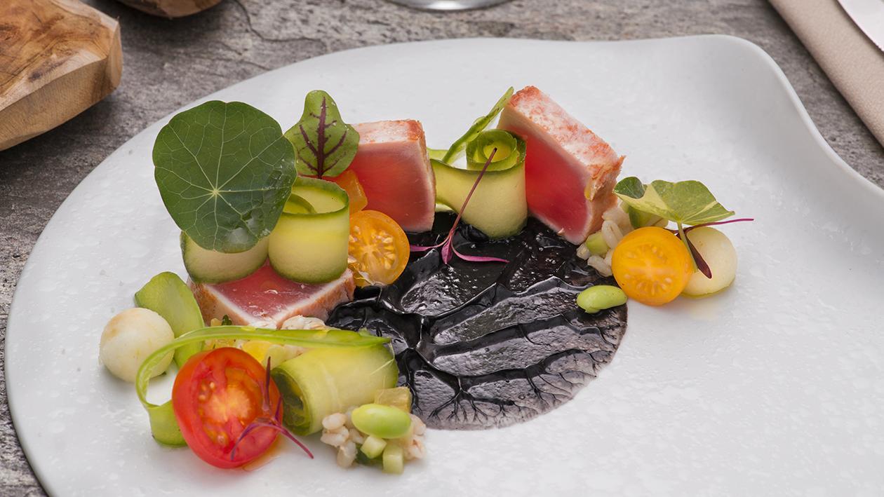 Tataki di tonno rosso al sale affumicato, insalata di orzo perlato e dressing al nero – Ricetta Tataki di tonno rosso al sale affumicato, insalata di orzo perlato e dressing al nero – Ricetta