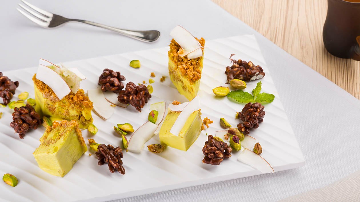 tiramisù al pistacchio e lime con biscotto al cocco e riso soffiato – Ricetta tiramisù al pistacchio e lime con biscotto al cocco e riso soffiato – Ricetta