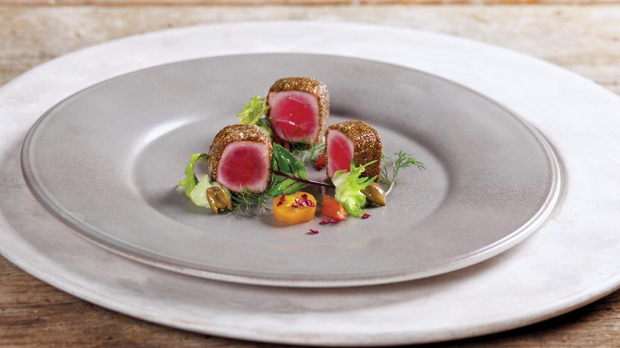 Tonno scottato ai semi di chia con misticanza invernale, crema di cavolo romanesco e olive – Ricetta Tonno scottato ai semi di chia con misticanza invernale, crema di cavolo romanesco e olive – Ricetta