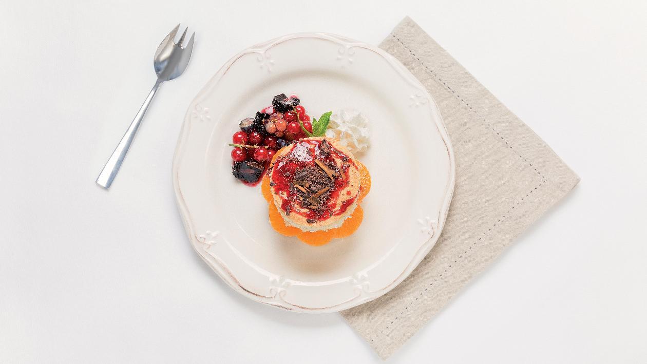 Torta al mandarino e cioccolato fondente con cannella e salsa ai frutti di bosco – Ricetta Torta al mandarino e cioccolato fondente con cannella e salsa ai frutti di bosco – Ricetta