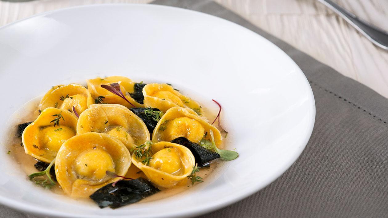 Tortelli allo zafferano ripieni di sogliola con brodetto di alghe – Ricetta Tortelli allo zafferano ripieni di sogliola con brodetto di alghe – Ricetta