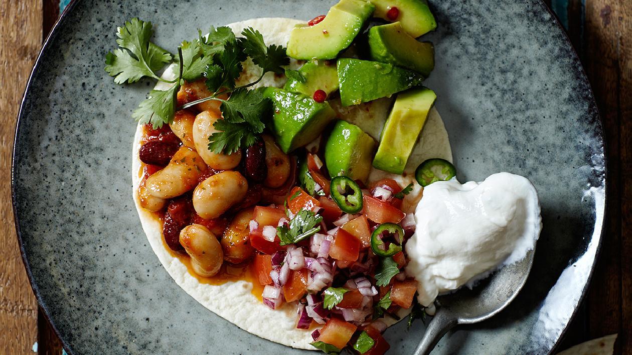 Tortilla con fagioli, avocado, salsa e panna acida – Ricetta Tortilla con fagioli, avocado, salsa e panna acida – Ricetta