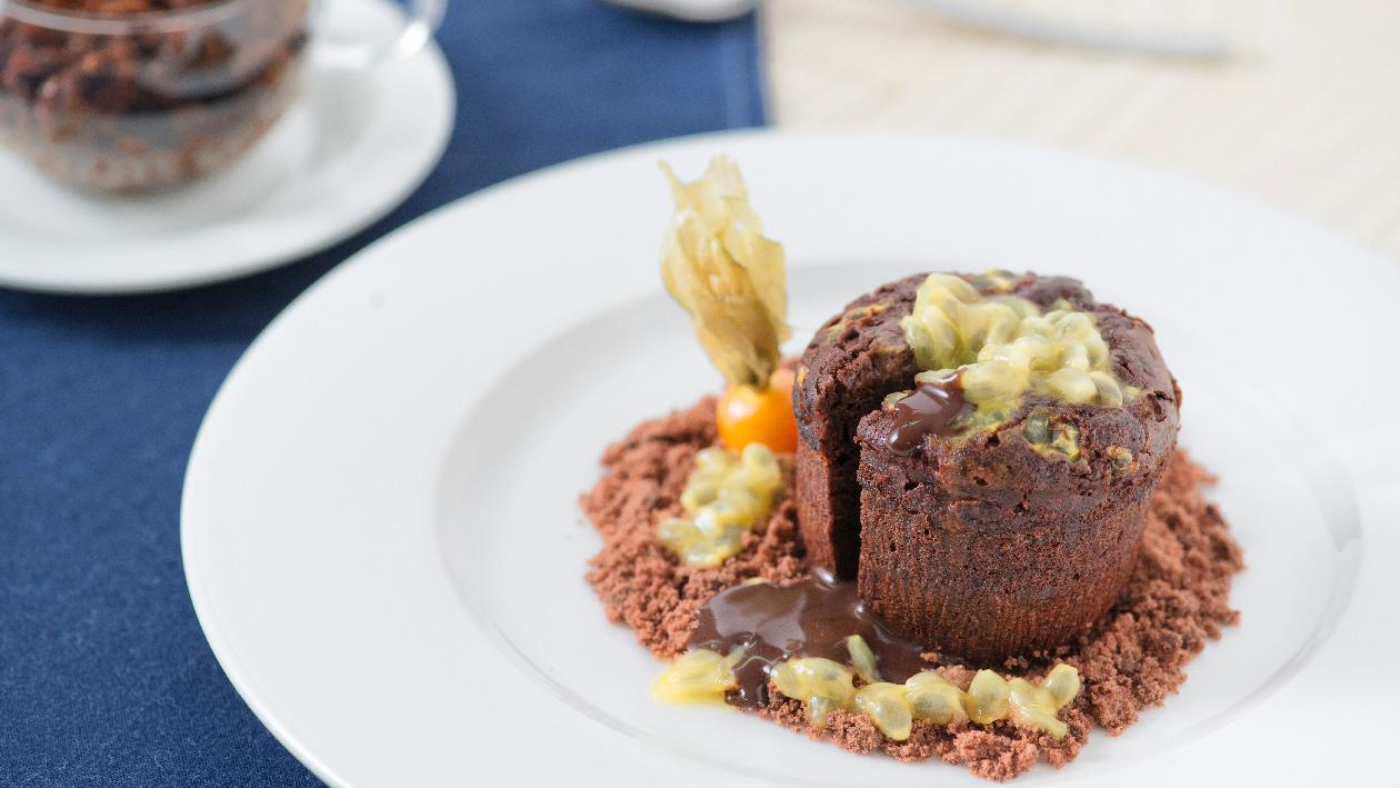 Tortino al cioccolato e passion fruit e polvere di terra al cacao – Ricetta Tortino al cioccolato e passion fruit e polvere di terra al cacao – Ricetta