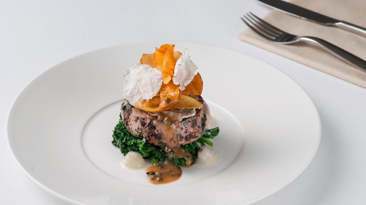 Tournedos di girello di manzo con cavolo nero, pastinaca e salsa al pepe verde – Ricetta Tournedos di girello di manzo con cavolo nero, pastinaca e salsa al pepe verde – Ricetta