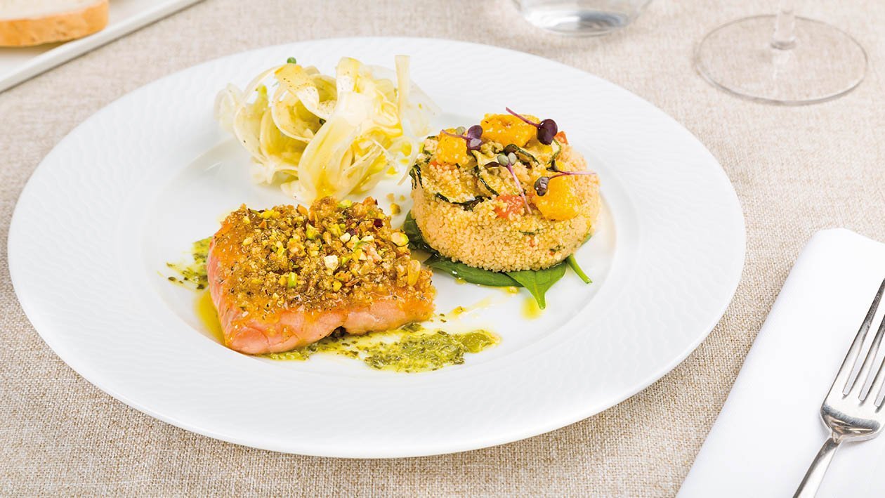 Trancio di salmone in crosta di pane alle erbe, con cous cous agli agrumi, carpaccio di finocchi e pesto di pistacchi – Ricetta Trancio di salmone in crosta di pane alle erbe, con cous cous agli agrumi, carpaccio di finocchi e pesto di pistacchi – Ricetta