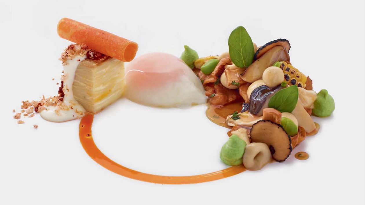 Uovo cotto a bassa temperatura al sale affumicato con sauté di funghi autunnali e puré di piselli, sabbia di nocciole e chorizo – Ricetta Uovo cotto a bassa temperatura al sale affumicato con sauté di funghi autunnali e puré di piselli, sabbia di nocciole e chorizo – Ricetta