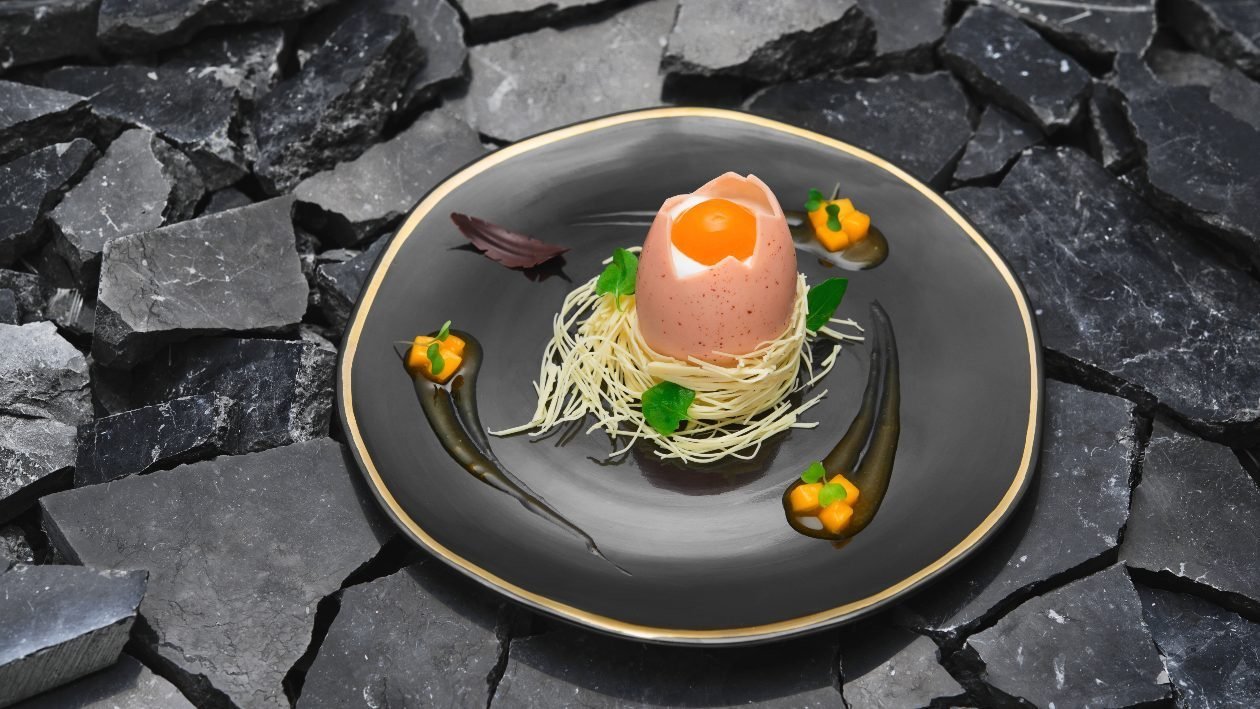 Uovo di panna cotta e yogurt con tuorlo esotico e salsa al mango confit – Ricetta Uovo di panna cotta e yogurt con tuorlo esotico e salsa al mango confit – Ricetta