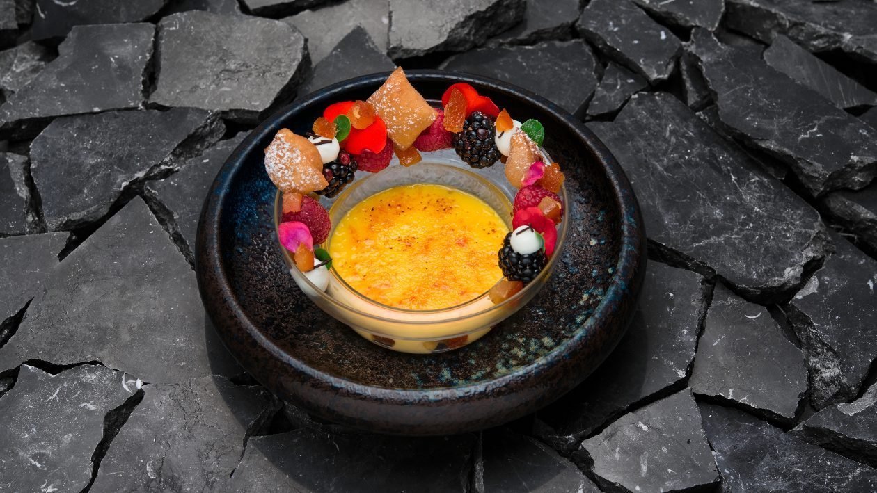 Variazione di cannolo con crema catalana, canditi e frutti rossi – Ricetta Variazione di cannolo con crema catalana, canditi e frutti rossi – Ricetta