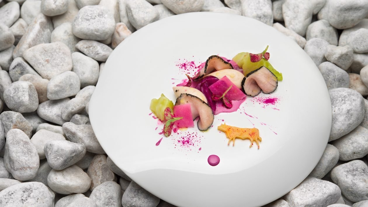 Vitello Tonnato in crosta di curry nero, tonnata viola e cavolo cappuccio fermentato – Ricetta Vitello Tonnato in crosta di curry nero, tonnata viola e cavolo cappuccio fermentato – Ricetta