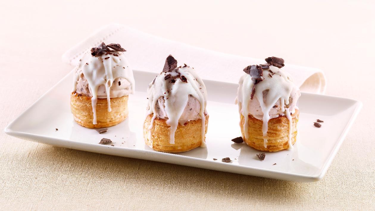 Vol au vent ripieni di semifreddo alla stracciatella ricoperti al cioccolato e granelle – Ricetta Vol au vent ripieni di semifreddo alla stracciatella ricoperti al cioccolato e granelle – Ricetta