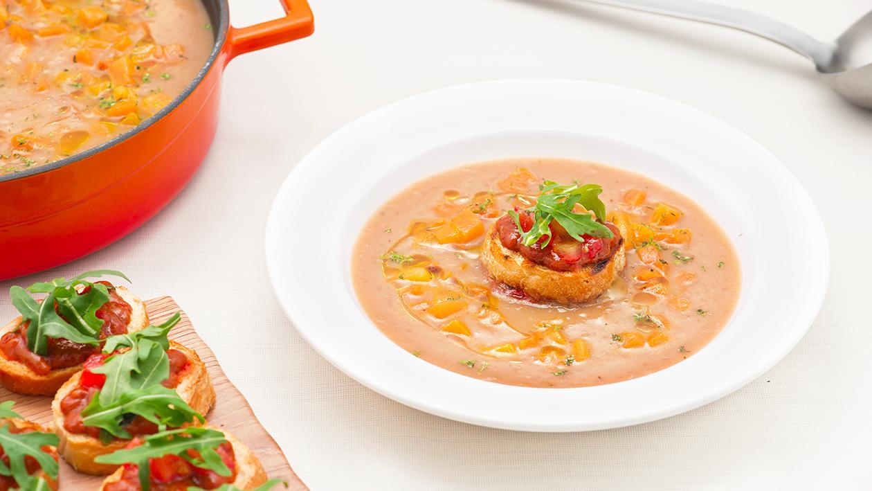Zuppa di cipolle, patate e zucca con bruschette di pane al pomodoro secco – Ricetta Zuppa di cipolle, patate e zucca con bruschette di pane al pomodoro secco – Ricetta